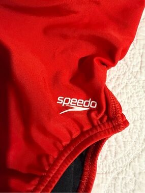 Ladies Size F Speedo Bright Red Athletic One-Piece Swimsuit. NWT